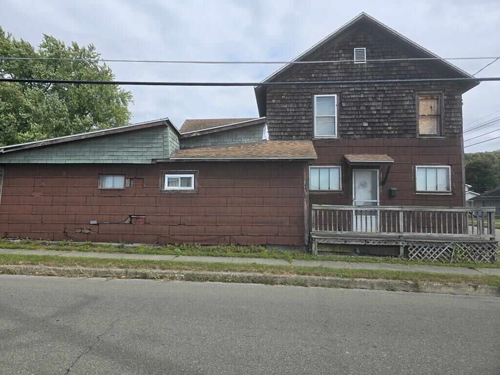 Property Photo:  202 N Thomas Avenue  PA 18840 