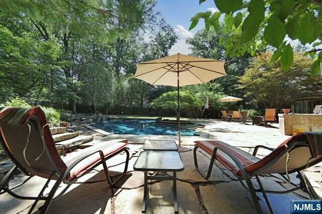 Property Photo:  405 Highview Road  NJ 07631 