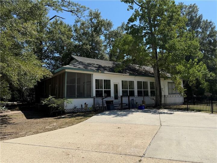 Property Photo: 1930 Montgomery Street LA 70448
