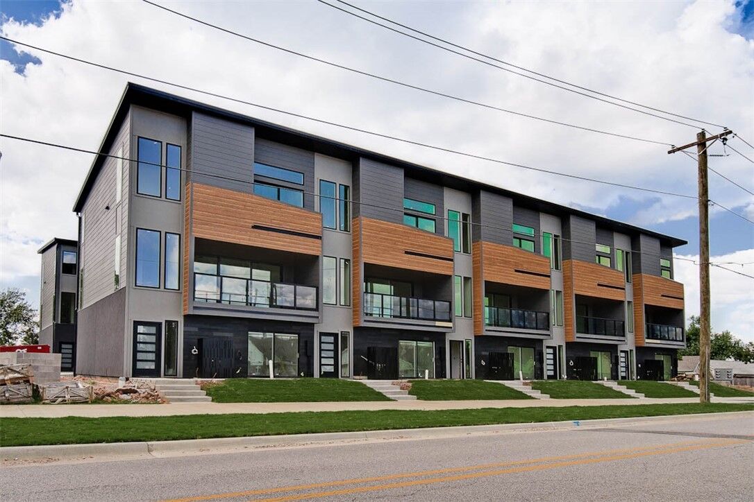 Property Photo:  208 NW 9th Street  AR 72712