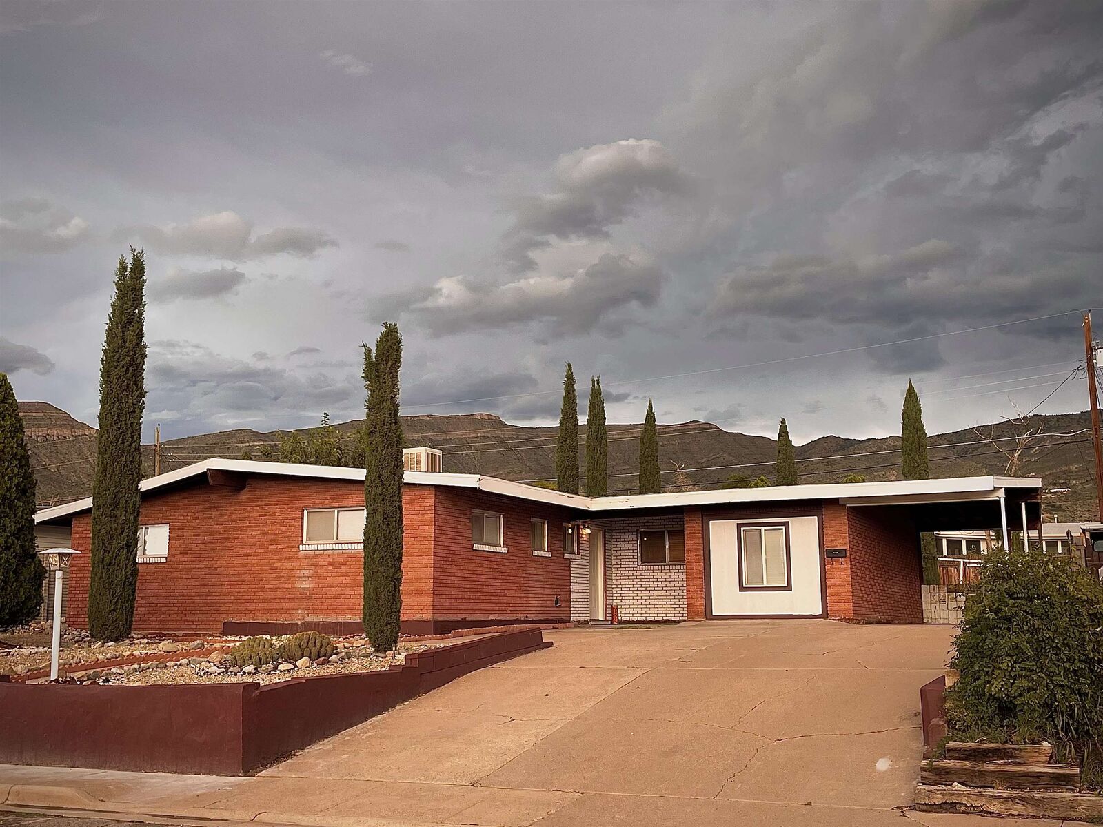 Property Photo: 1412 Park Ave NM 88310