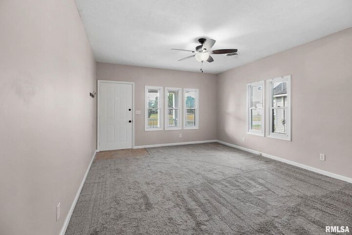 Property Photo:  1104 E Reeves Street  IL 62959 