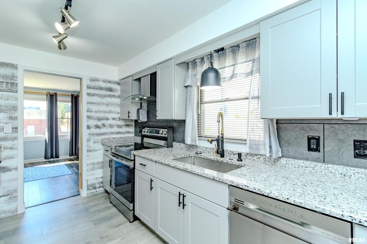 Property Photo: 3718 N Ashton Avenue IL 61614
