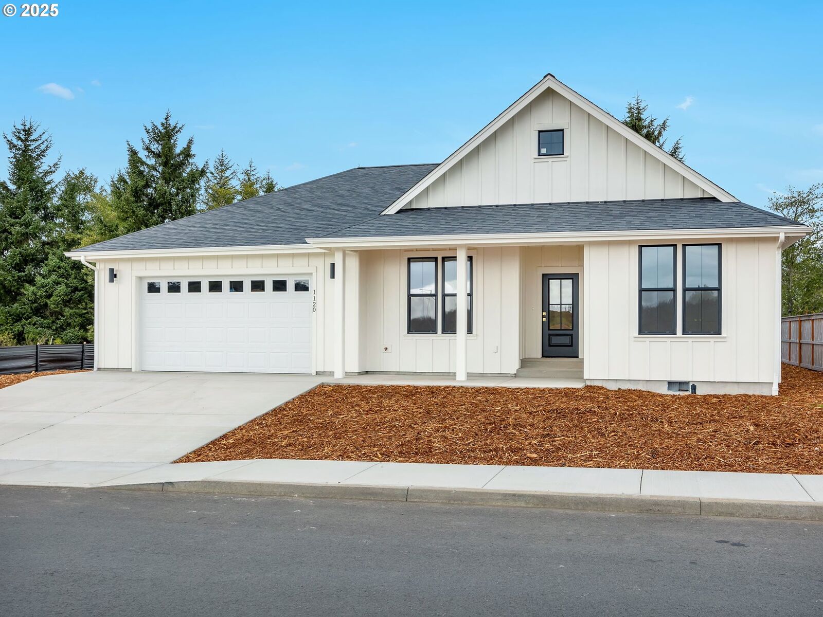 Property Photo: 1120 SE Bugle Ave OR 97146
