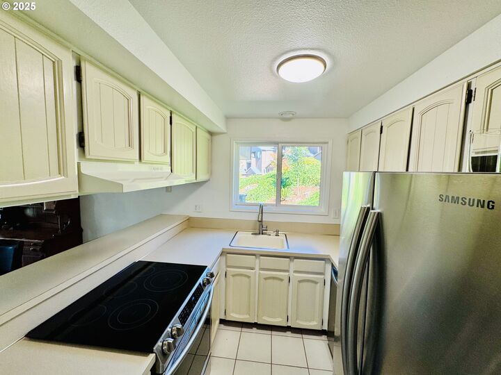 Property Photo: 2261 Ridgeway Dr OR 97401