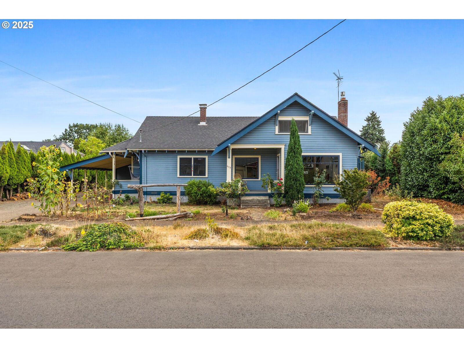 Property Photo:  633 SE Ash St  OR 97338 