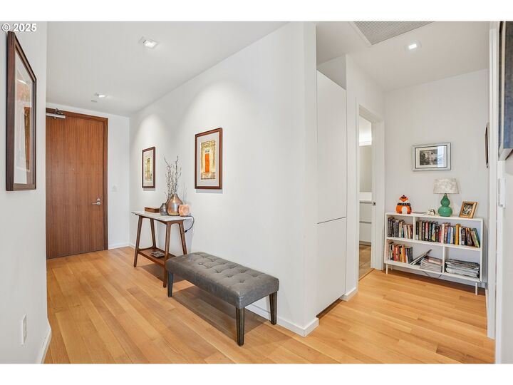 Property Photo:  1075 NW Northrup St 1012  OR 97209 