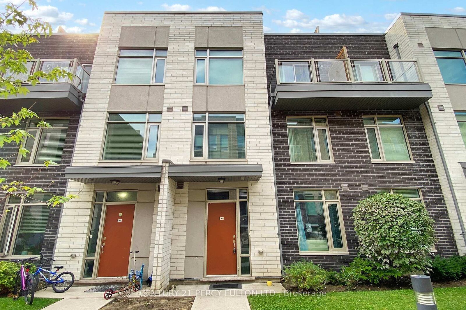 Photo de la propriété:  15 Applewood Lane 93  ON M9C 2Z7