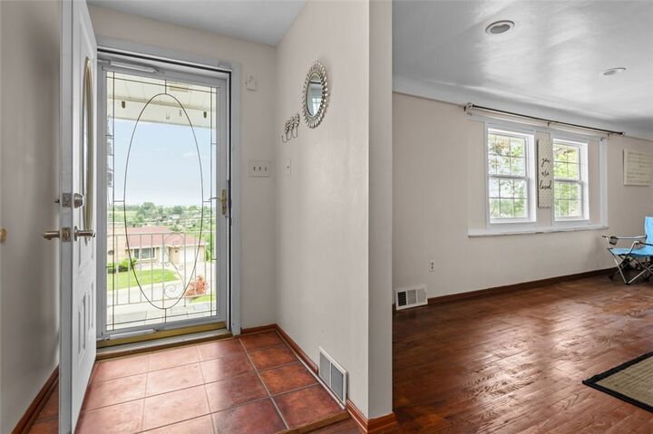 Property Photo: 1105 Greentree Rd PA 15220