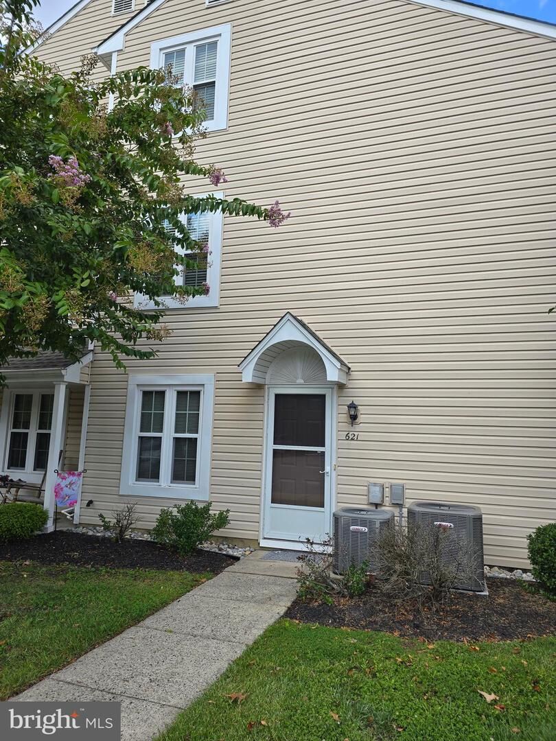 Property Photo:  621 Yorkshire Court  NJ 08080 