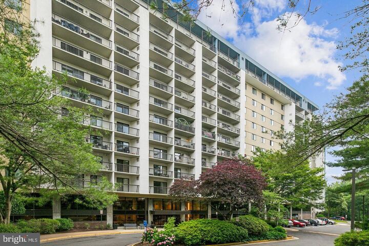 Property Photo:  3800 Powell Lane 1207  VA 22041 