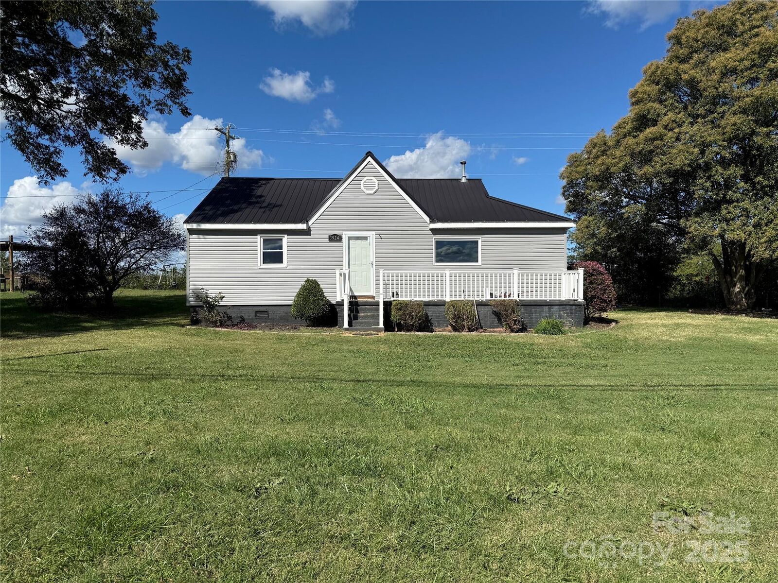 Property Photo:  3924 W Sunset Boulevard  NC 28152 
