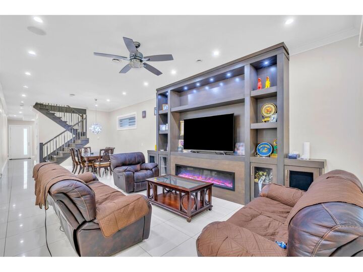 Photo de la propriété: 11899 74B Avenue BC V4C 1H2