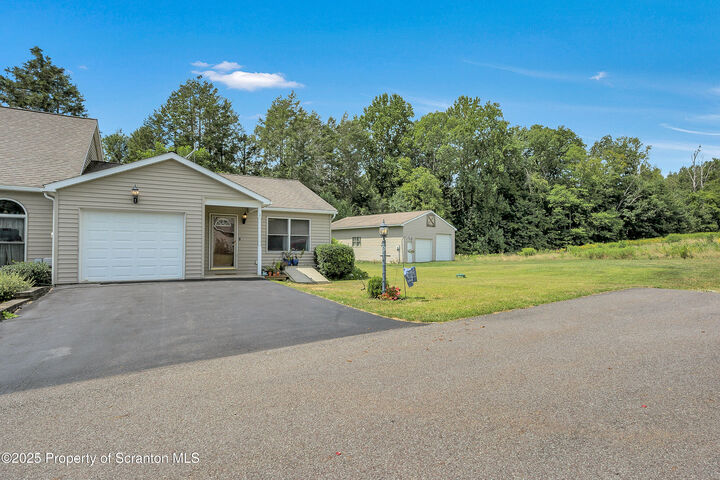 Property Photo:  229 Knollridge Drive Unit 5  PA 18419 