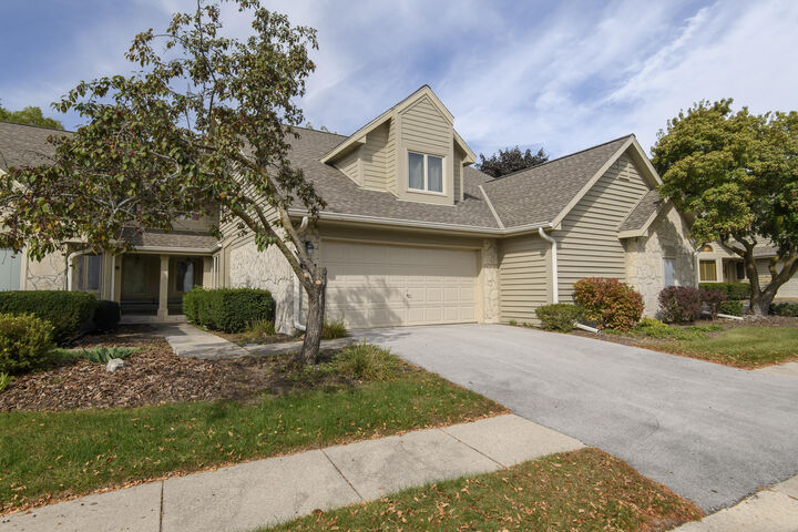 N22w24144 Cloister Cir 6C  Pewaukee WI 53072 photo