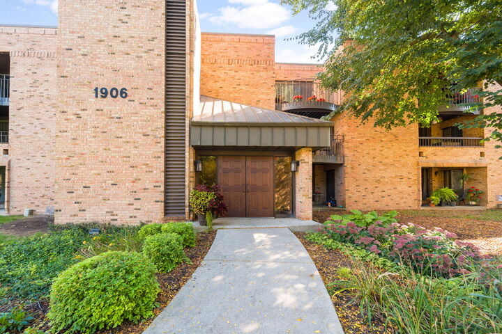 Property Photo:  1906 E Shorewood Blvd 255  WI 53211 