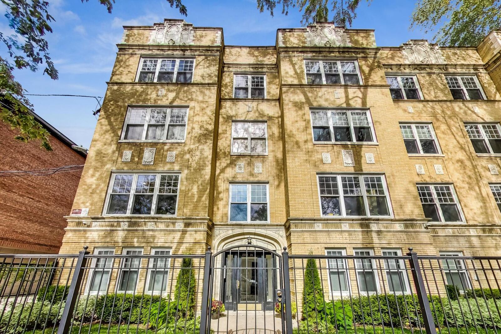 Property Photo:  1914 W Chase Avenue 106  IL 60626 