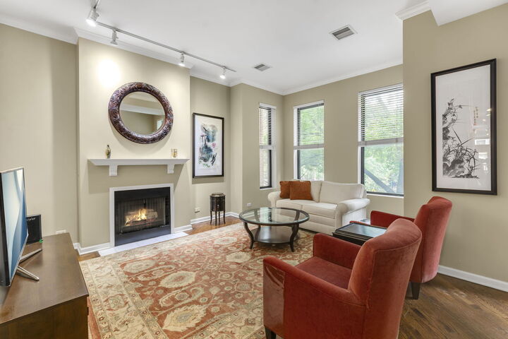 Property Photo:  2541 N Racine Avenue 2  IL 60614 