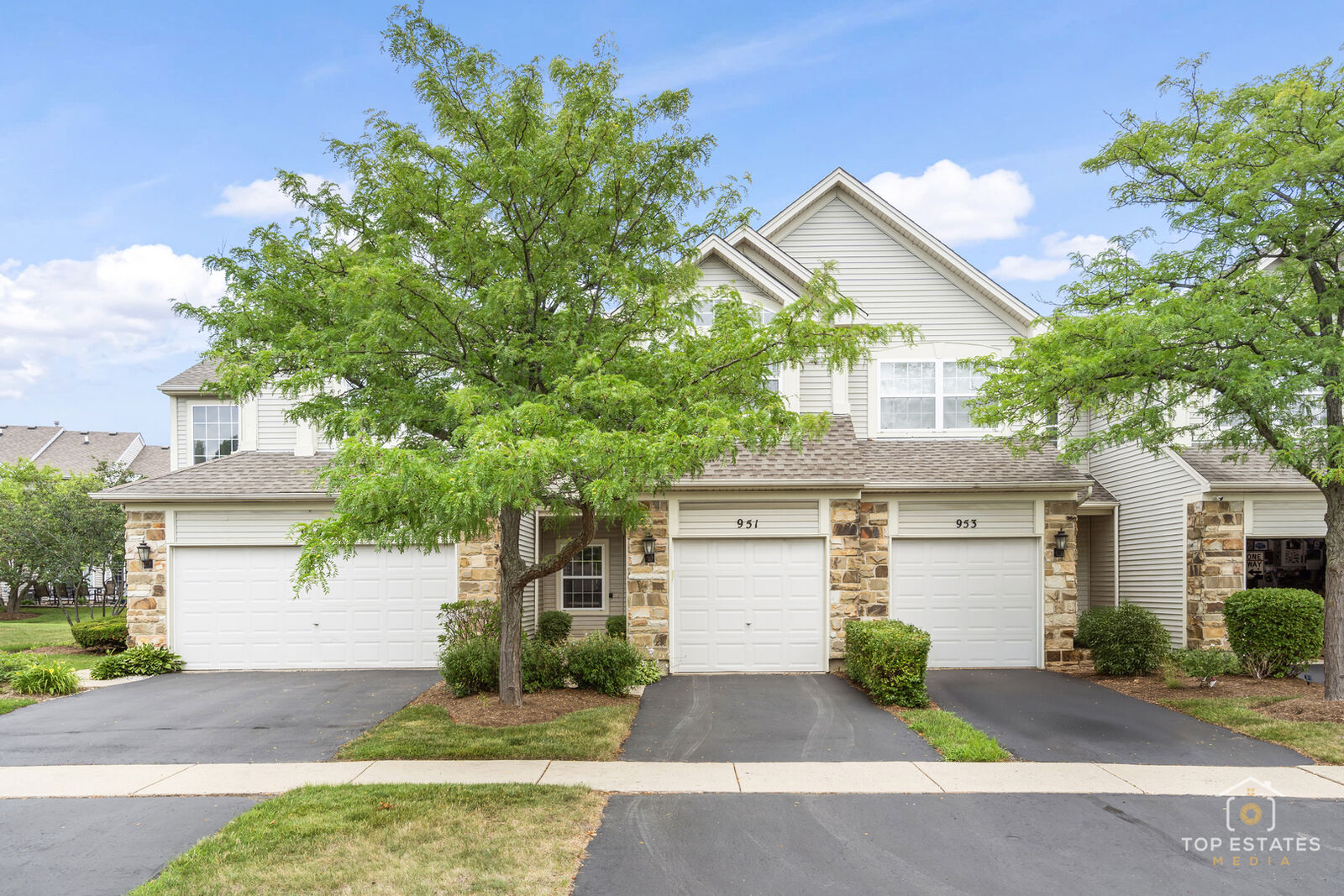 Property Photo:  951 Viewpoint Drive 951  IL 60156 