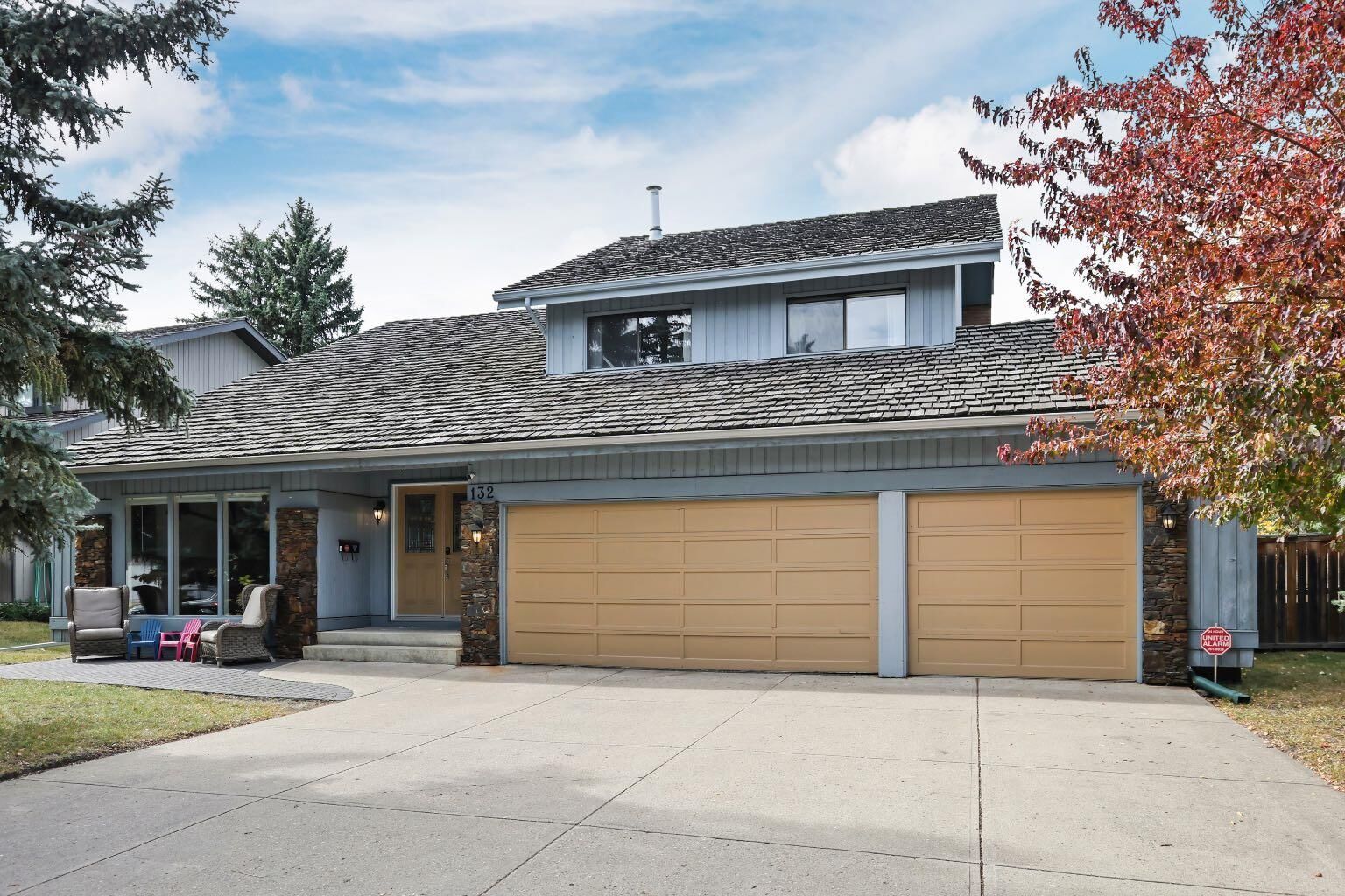 Property Photo:  132 Oakmount Road SW  AB T2V 4X4 