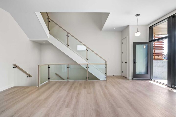 Property Photo:  3C Willow Crescent SW  AB T3C 3B8 