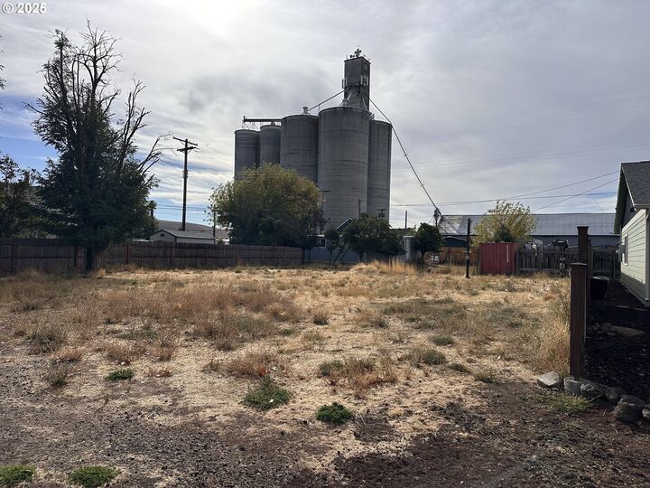 Property Photo:  204 W Darland St  WA 98620 