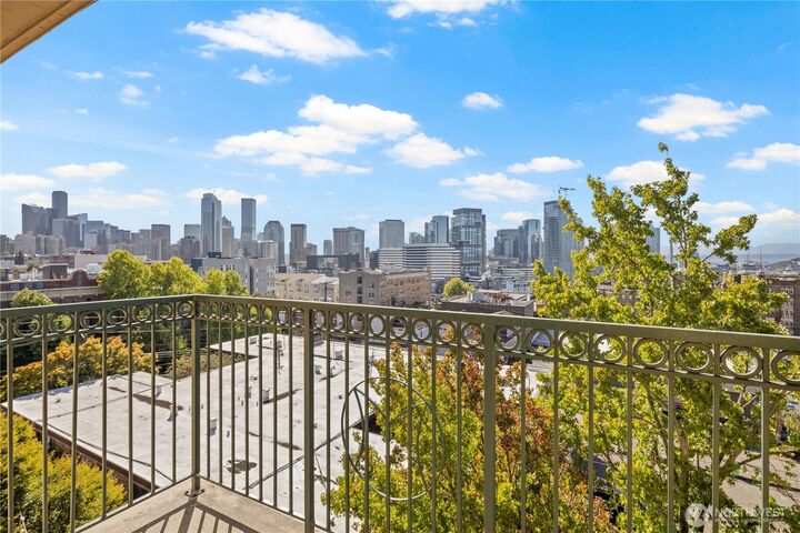 Property Photo: 700 E Denny Way Ph3 WA 98122