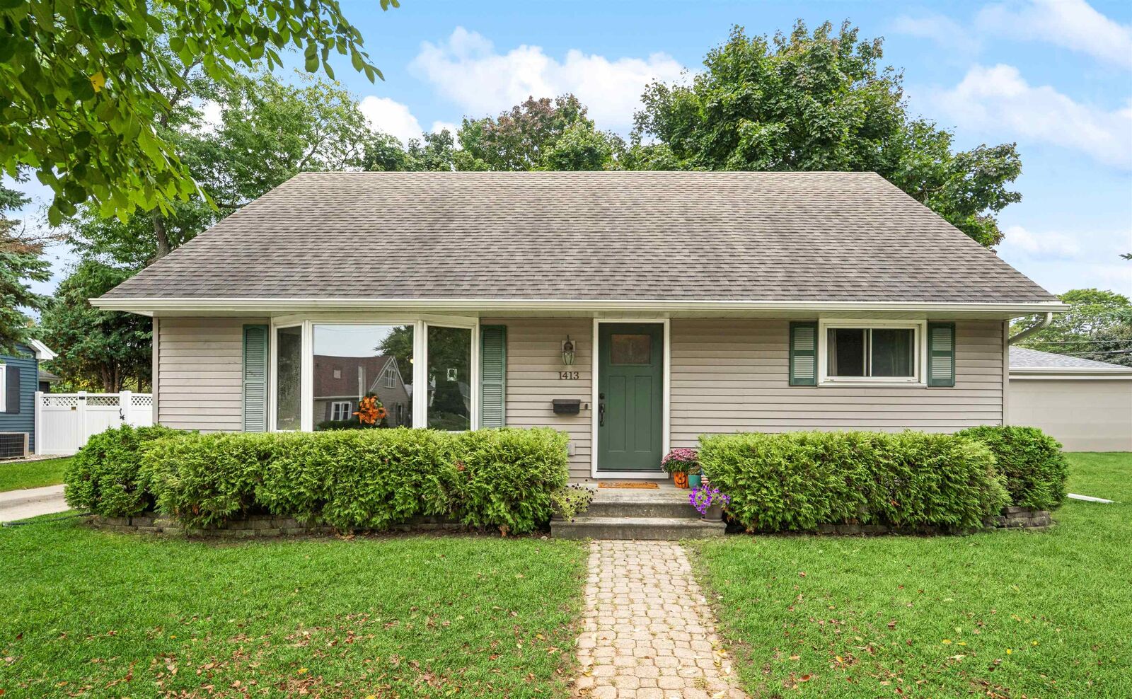 Property Photo: 1413 E Pershing Street WI 54911