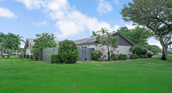 Property Photo: 1139 Summit Trail Circle B FL 33415