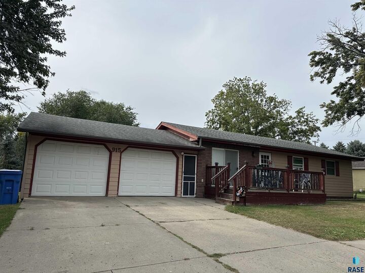 Property Photo:  915 N Liberty Ave  SD 57042 