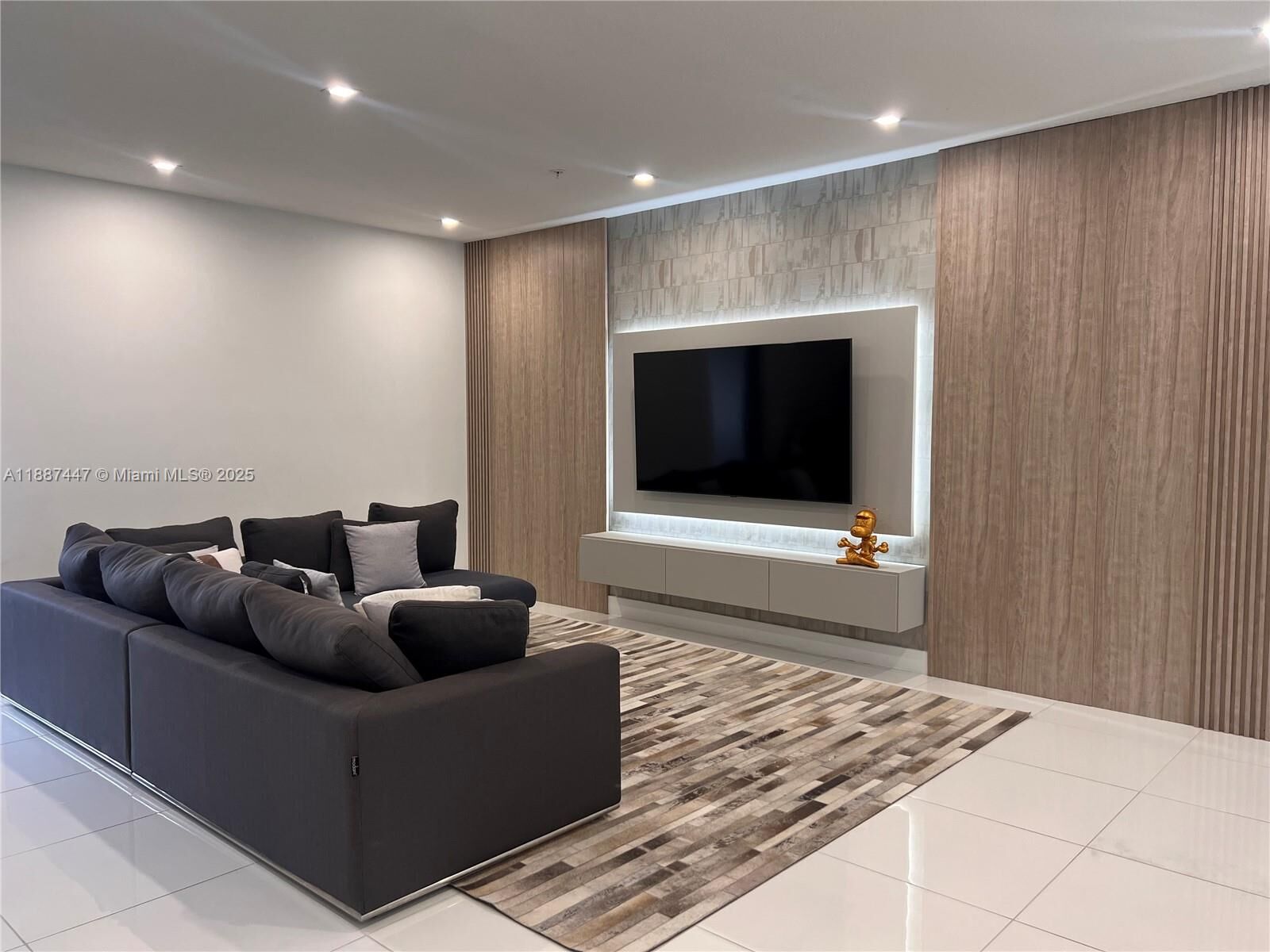 Property Photo:  10431 NW 82nd St 1  FL 33178 