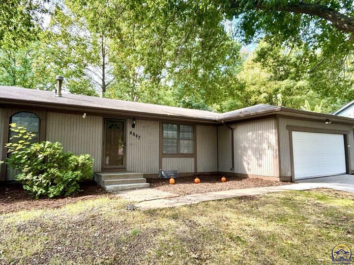 Property Photo:  4847 SW Cochise Ave  KS 66614 