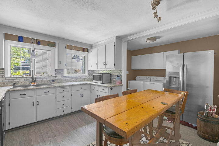 Property Photo:  