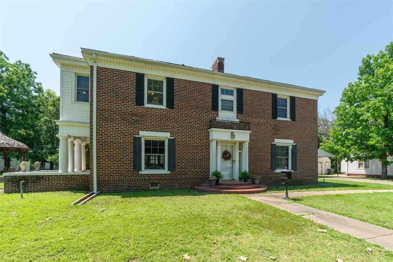 Property Photo:  847 E Moses Street  OK 74023-3419 