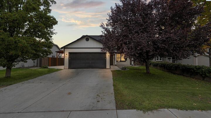 Property Photo: 6105 Cashmere Ln WA 99301