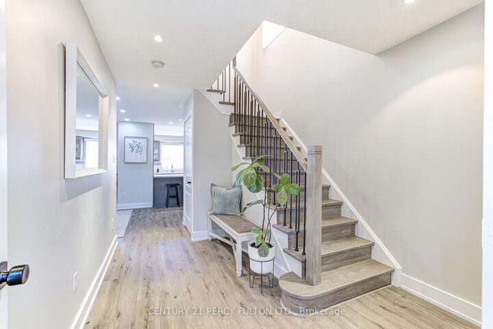 Photo de la propriété:  4 Dunlop Court  ON L6X 4Z8 