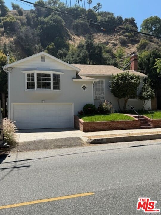 Property Photo:  2515 Canyon Dr  CA 90068 