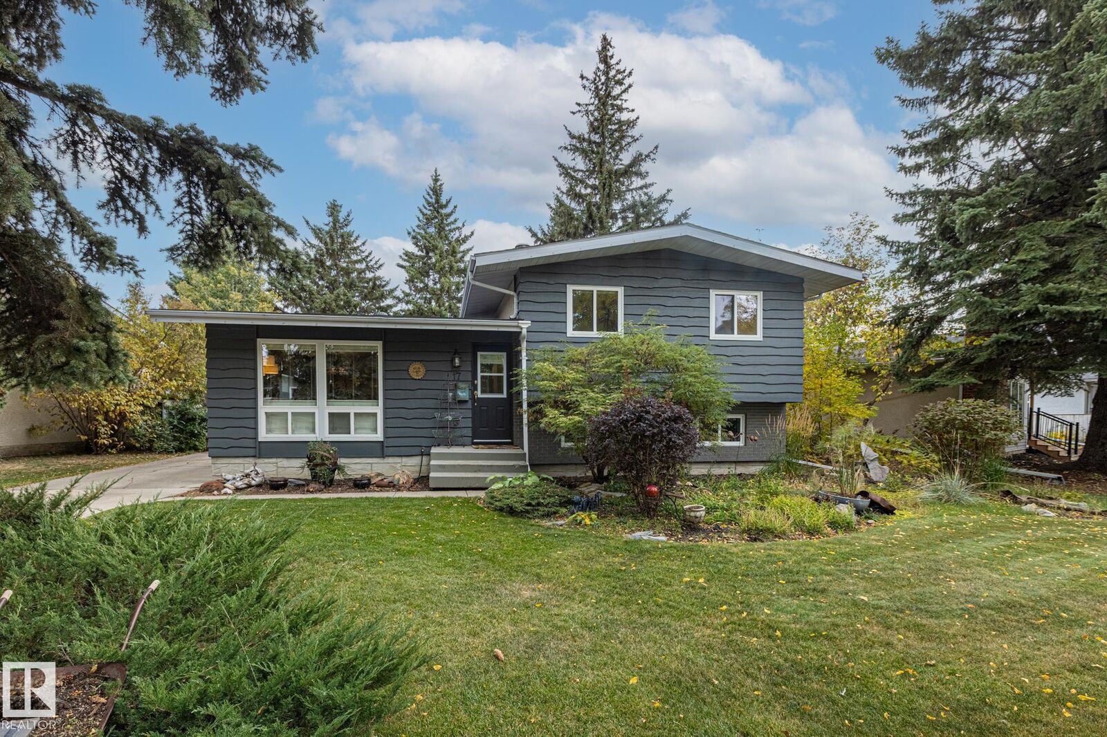 Property Photo: 17 Laurier Crescent AB T8N 1M6
