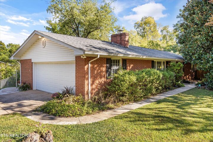 Property Photo: 124 S Martinwood Rd TN 37923