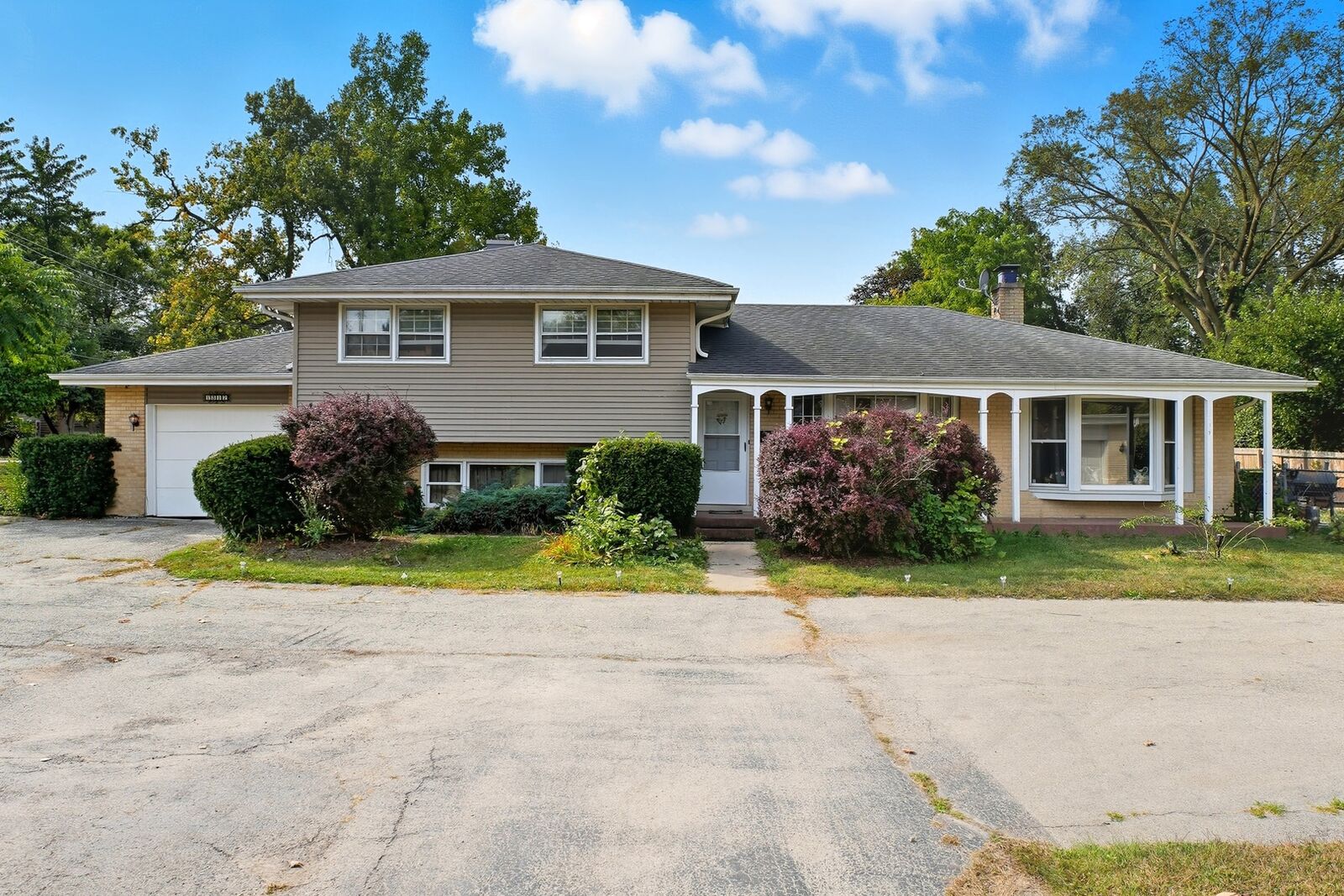 Property Photo: 1812 E Algonquin Road IL 60016