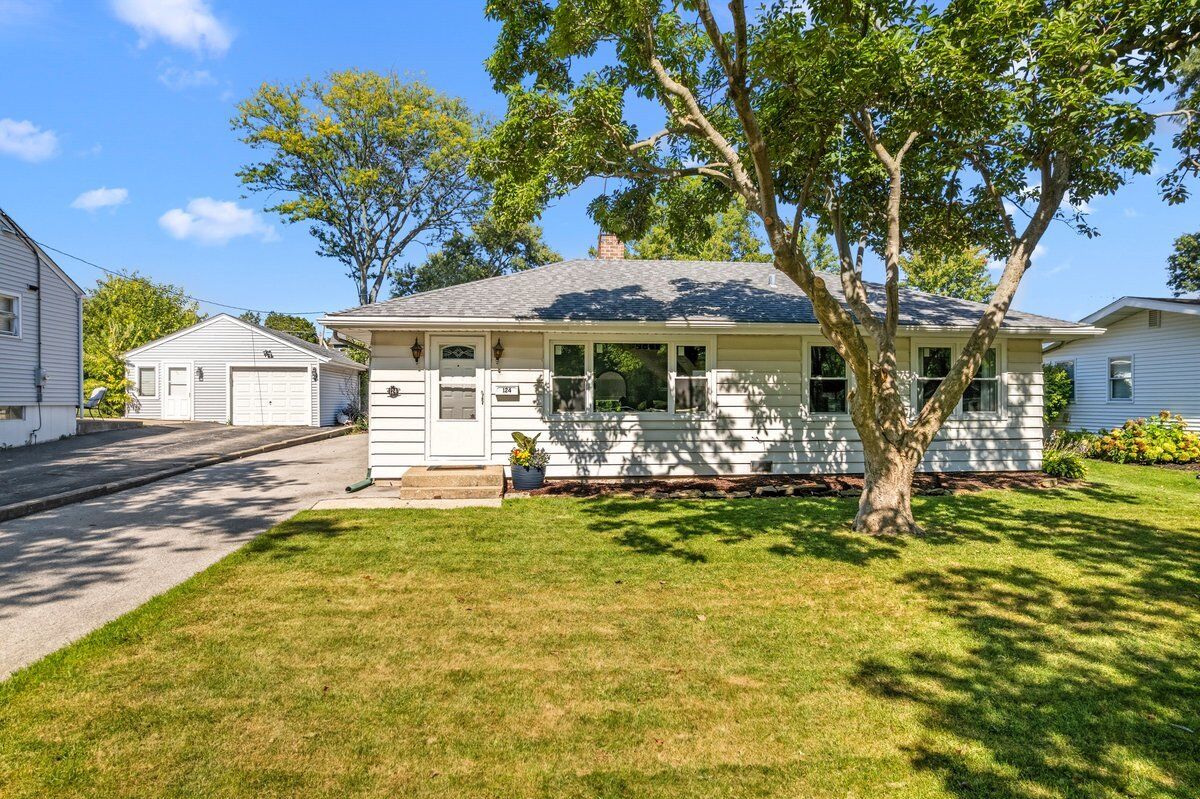 Property Photo:  124 W Sunset Avenue  IL 60148 