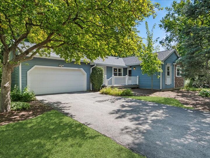 1323 Auburn Avenue  Naperville IL 60565 photo