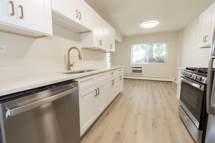 Property Photo: 2640 N Windsor Drive 102 IL 60004