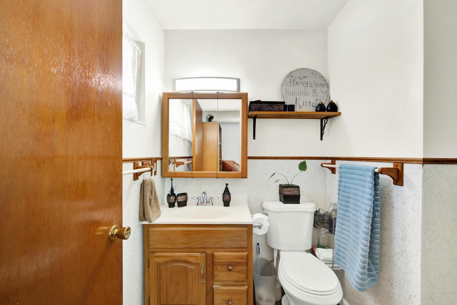 Property Photo:  147 W Woodland Avenue  CA 95695 