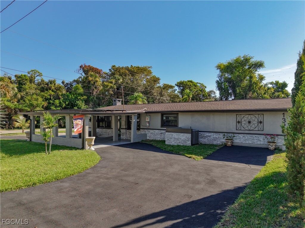 Property Photo:  1320 Lavin Lane  FL 33917 