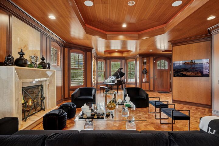 Property Photo:  540 Rice Street E  MN 55391 