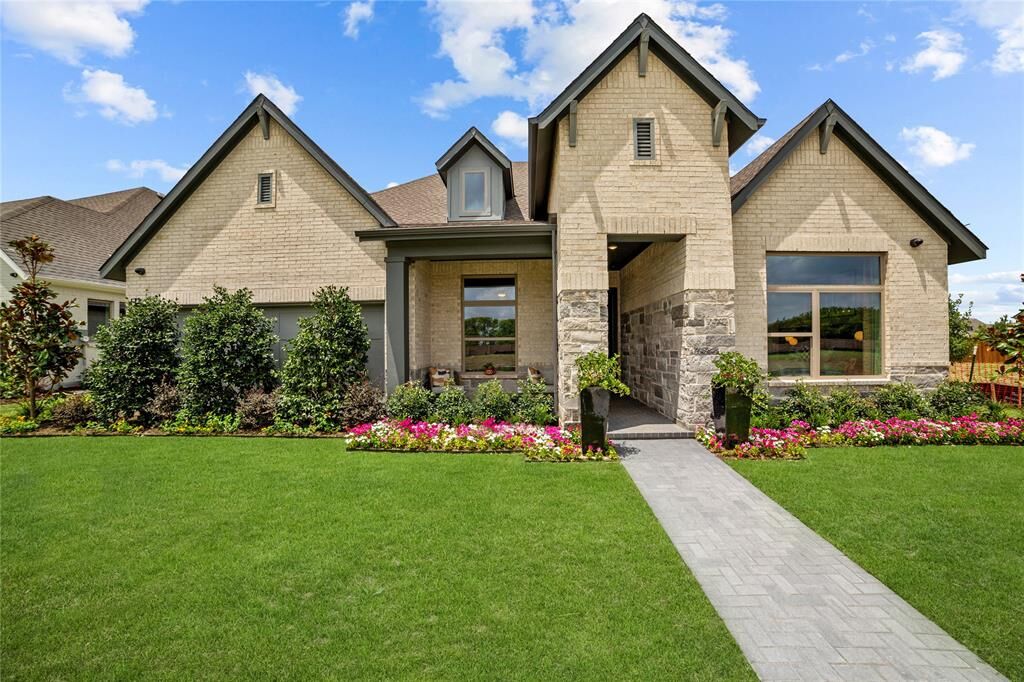 Property Photo: 609 Long Trail TX 76063