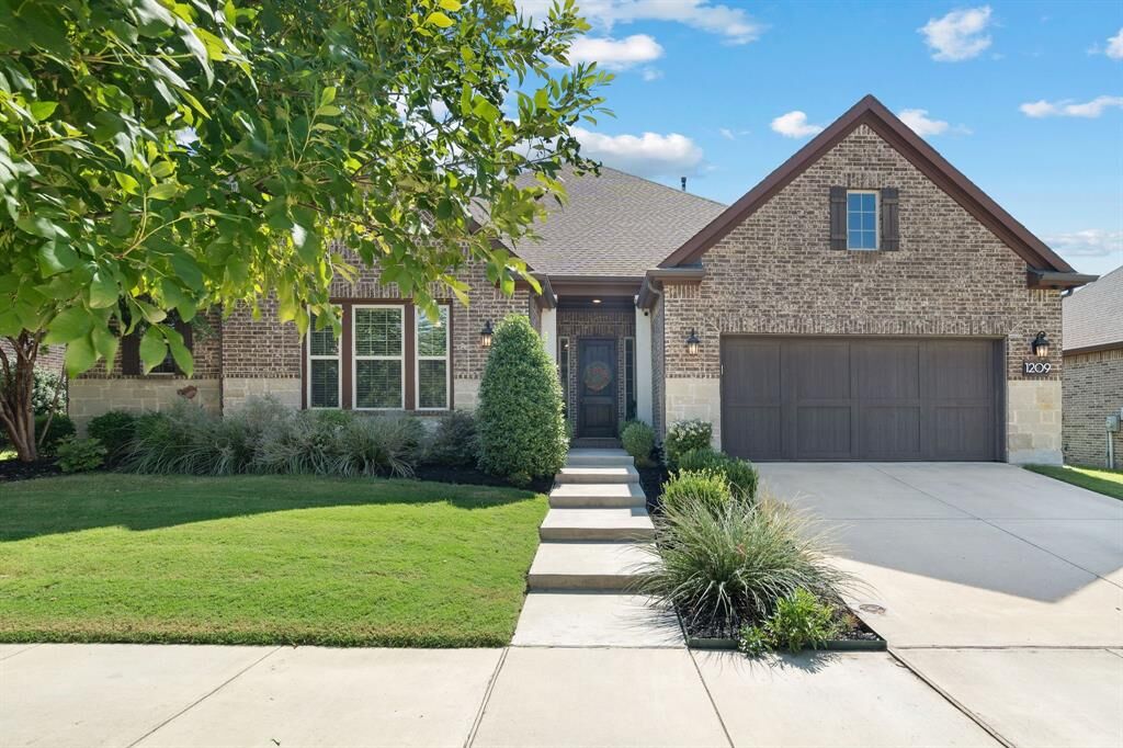Property Photo: 1209 6th Street TX 76226