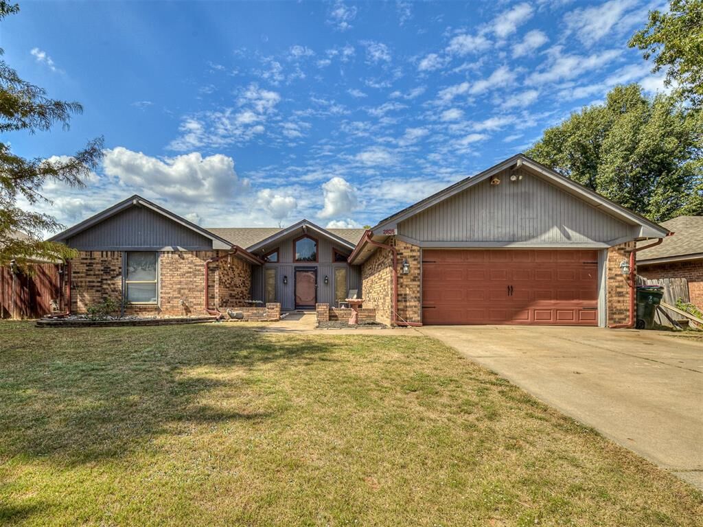 Property Photo: 2825 Woodcreek Road OK 73110