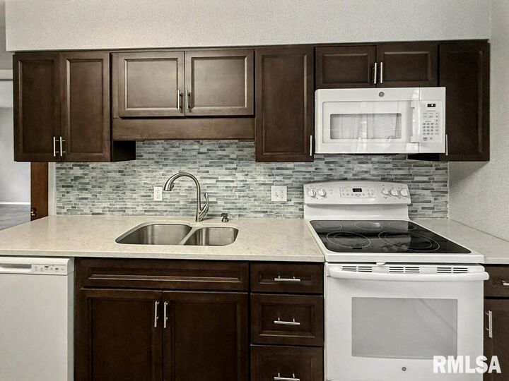 Property Photo:  39 Butternut Hill Drive  IL 52903 